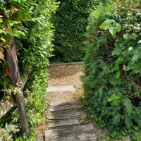 Accès au jardin privatif du  gîte