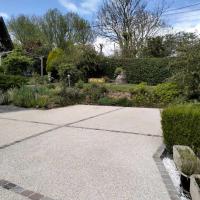 Parking à l'abris de la route