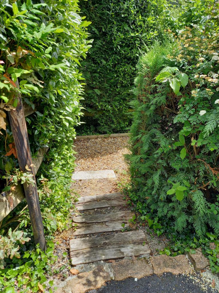 Accès au jardin privatif du  gîte